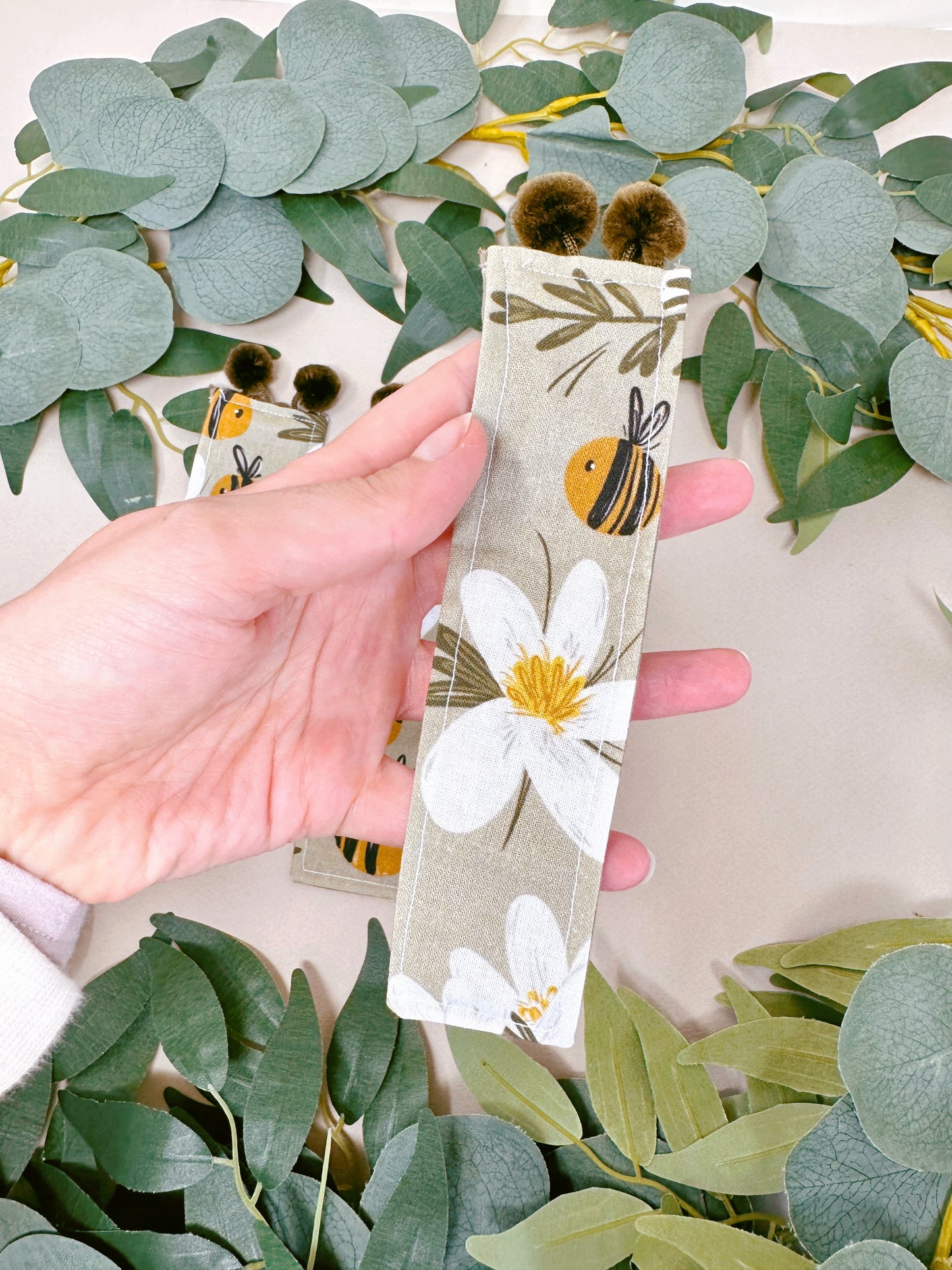 Daisy Bee Bookmark