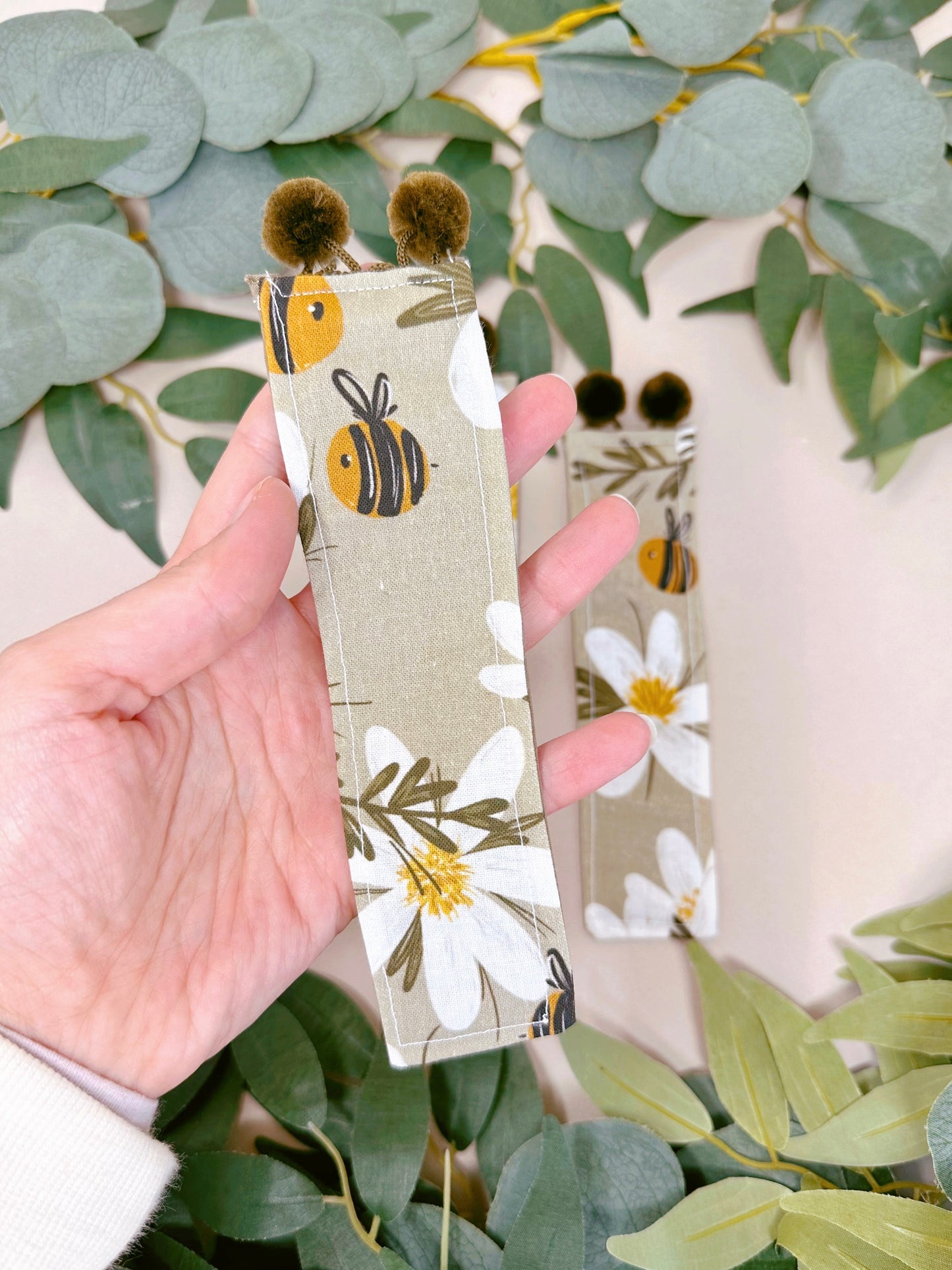 Daisy Bee Bookmark