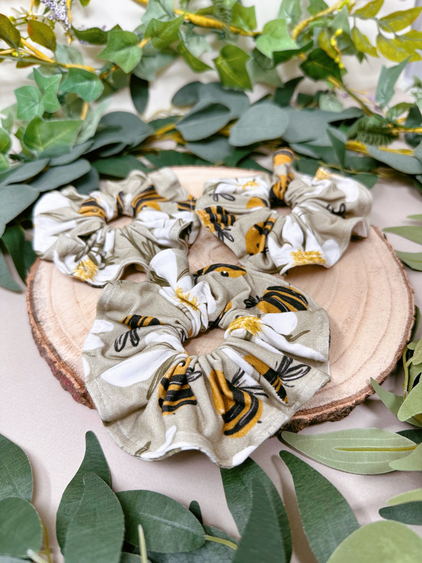 Daisy Bee Scrunchy