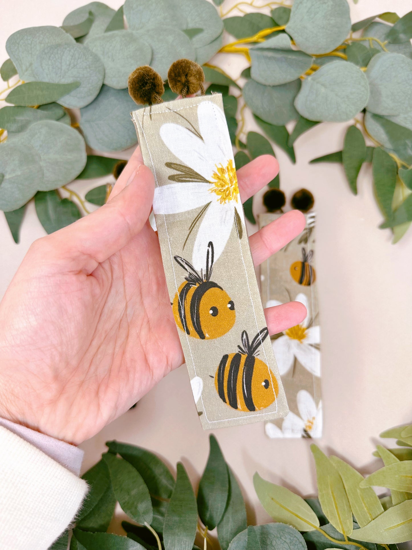 Daisy Bee Bookmark