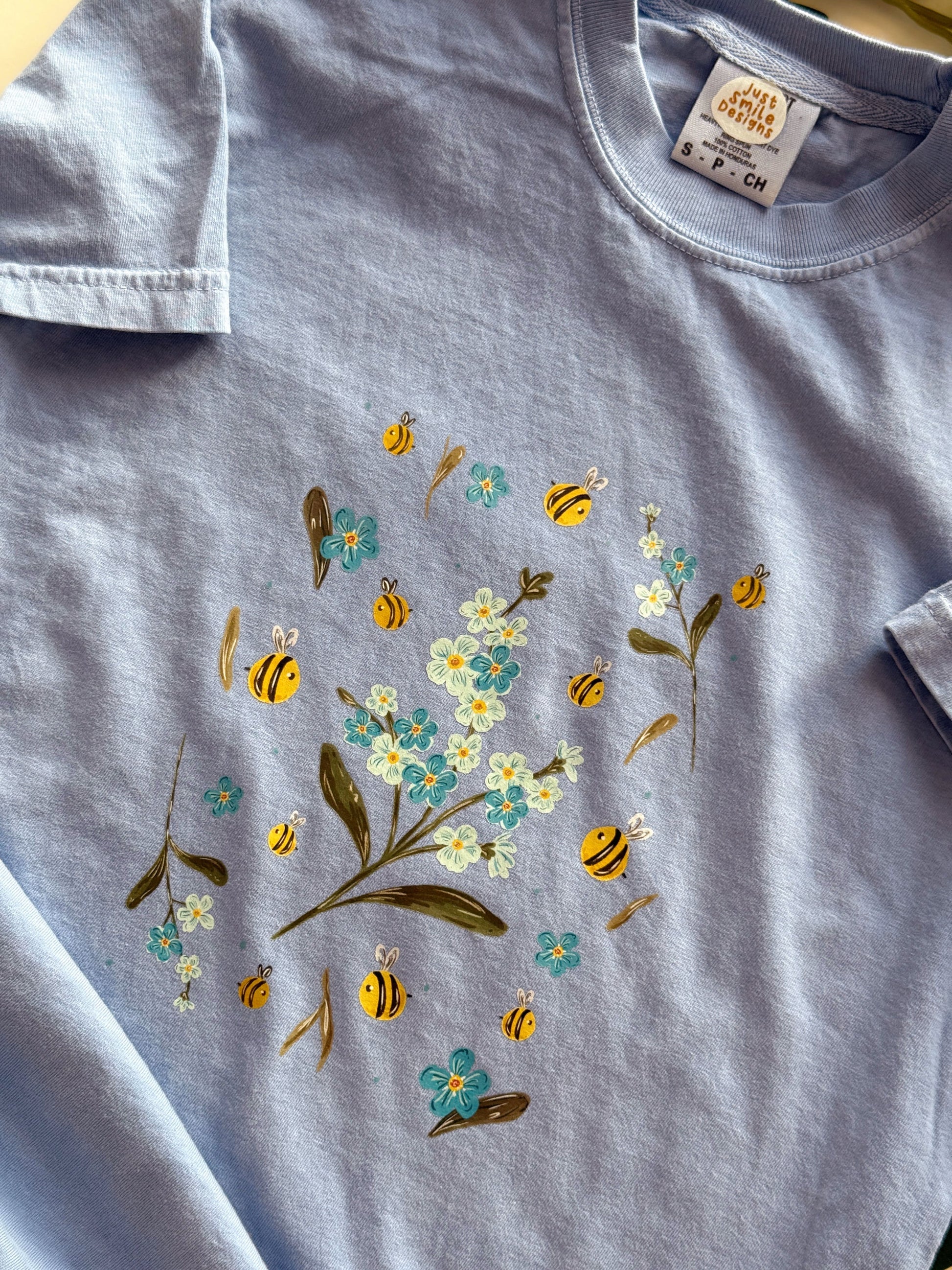 Forget me not bee t-shirt -close up